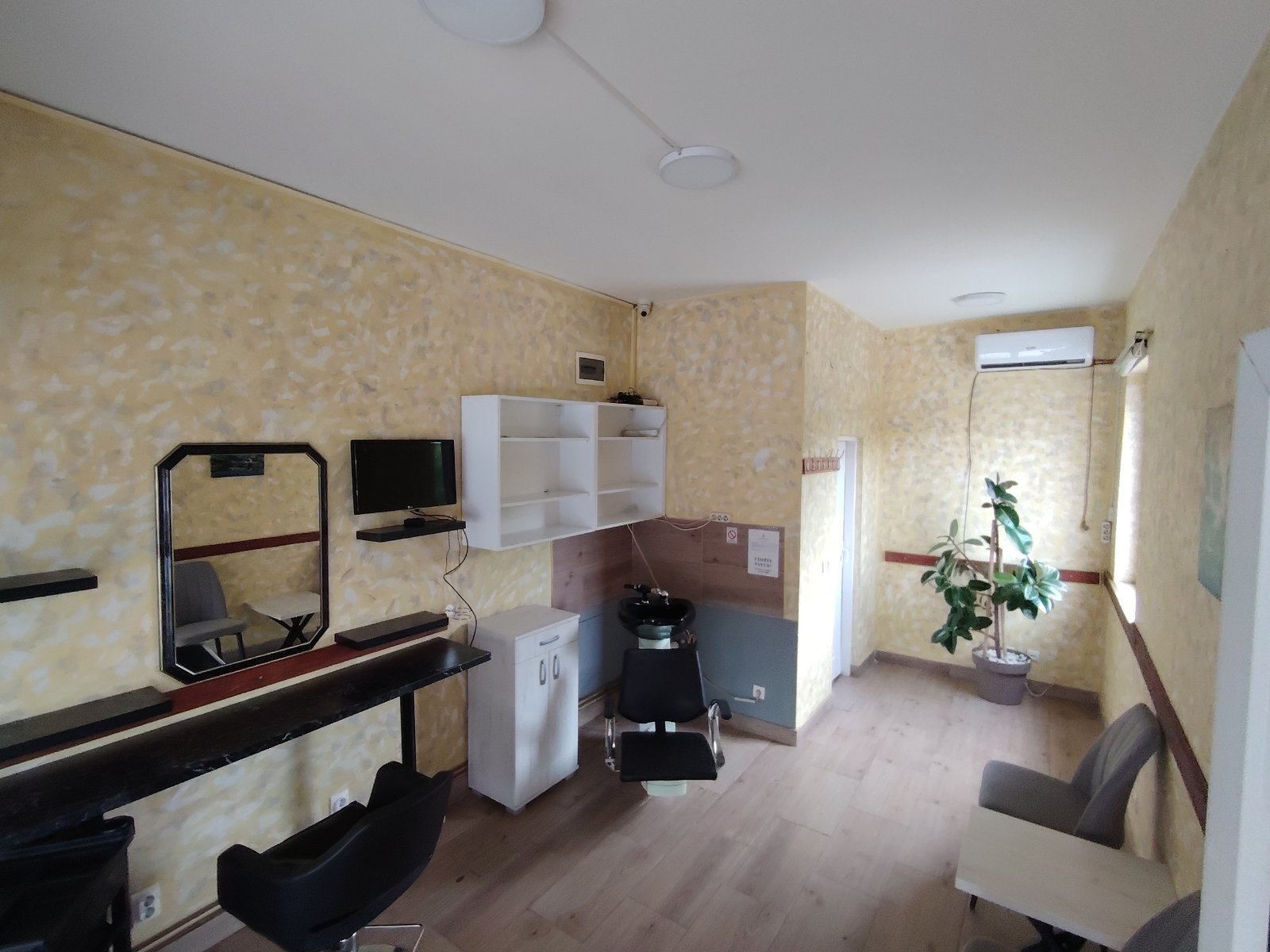 Lokal za izdavanje i prodaju – 17m2 Crna tačka