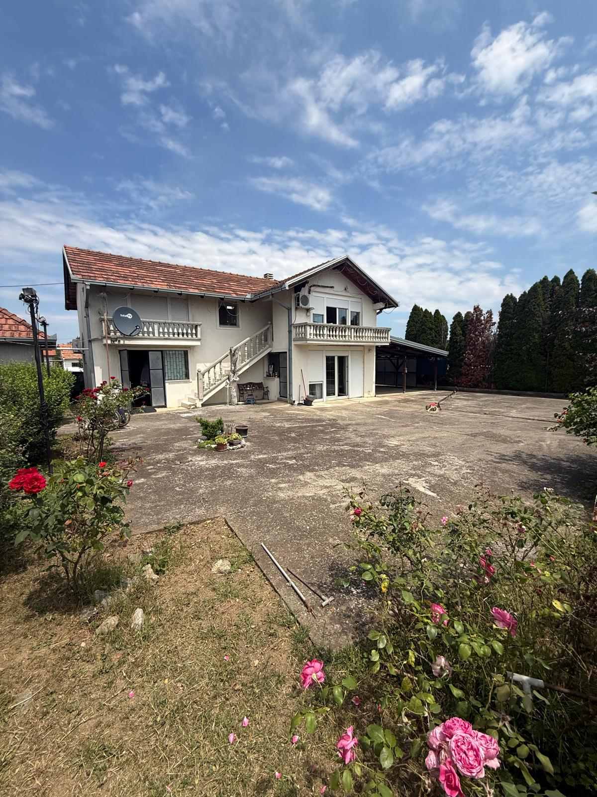 Kuća u Urovcima – 3 kuće i 42 ara placa